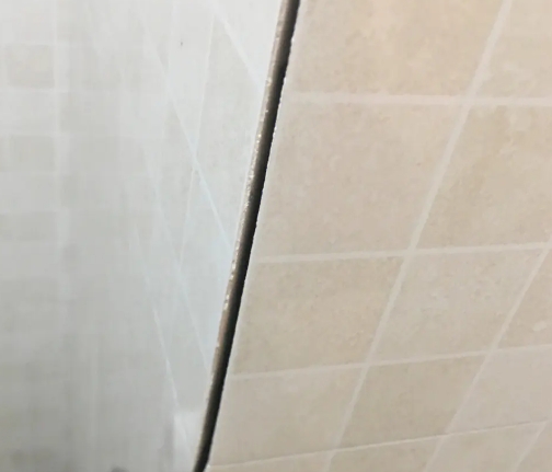 南阳市瓷砖空鼓维修公司分享阳台瓷砖脱落的修复过程可以分为以下几个步骤