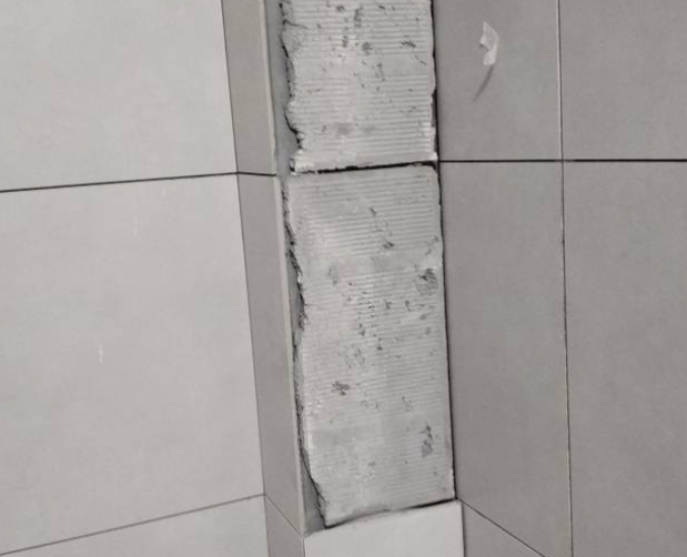 南阳市瓷砖空鼓维修公司分享下瓷砖施工前基层浇水润湿程度不足，可能导致以下问题