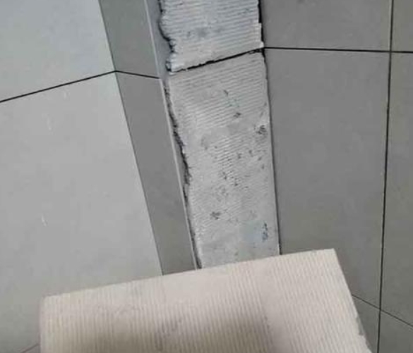 南阳市瓷砖空鼓维修公司分享下厨房瓷砖脱落的补救措施。